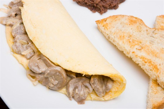 Фото рецепт Омлет с грибным соусом