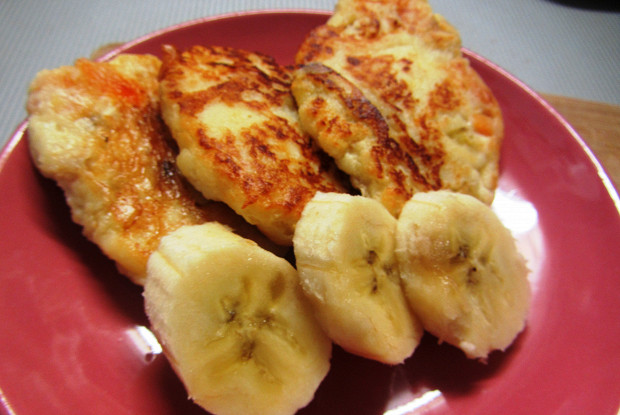 Фото рецепт Сырники с бананом, курагой и ванильным сахаром