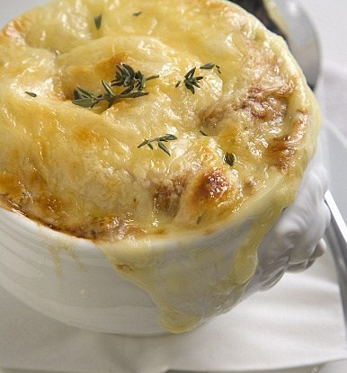 Фото рецепт Французский луковый суп с белым сухим вином