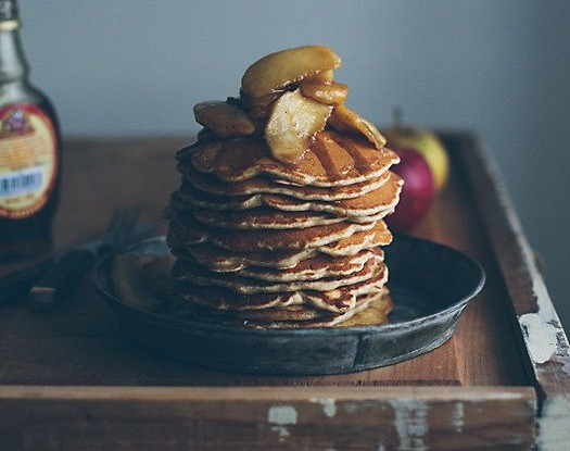 Фото рецепт Панкейки с яблоками, корицей и кленовым сиропом