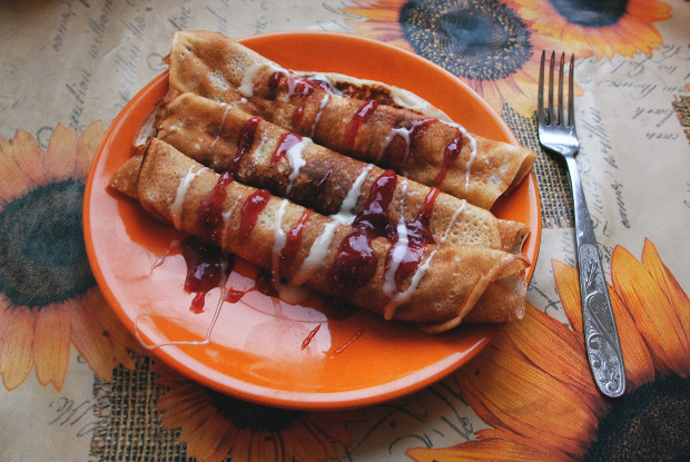 Фото рецепт Блины на кислом молоке с малиновым джемом и сгущенкой