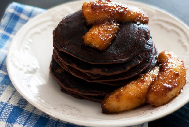 Фото рецепт Шоколадные блинчики с карамелизированными бананами