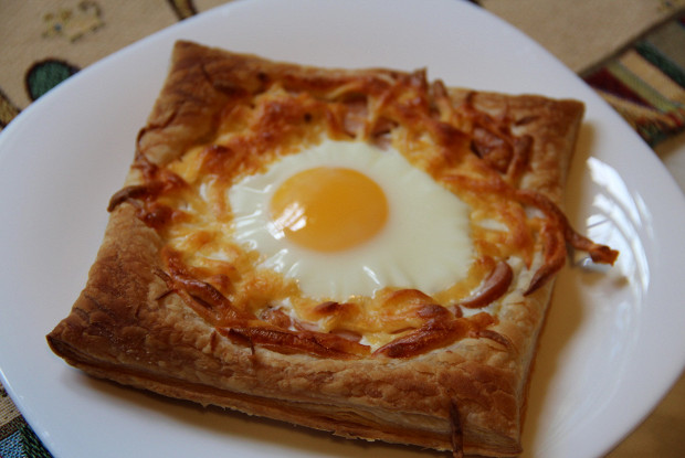 Фото рецепт Яичница на слоеном тесте